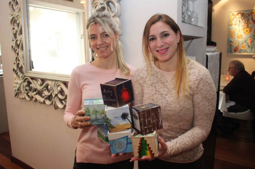 Hélène Mostertman y Marina Hernandez posan con las cajitas en el restaurante