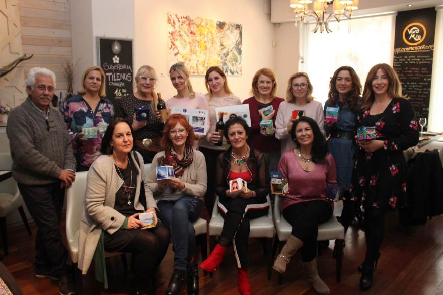 Grupo de participantes del concurso de Cajitas con Arte de Vino Mio