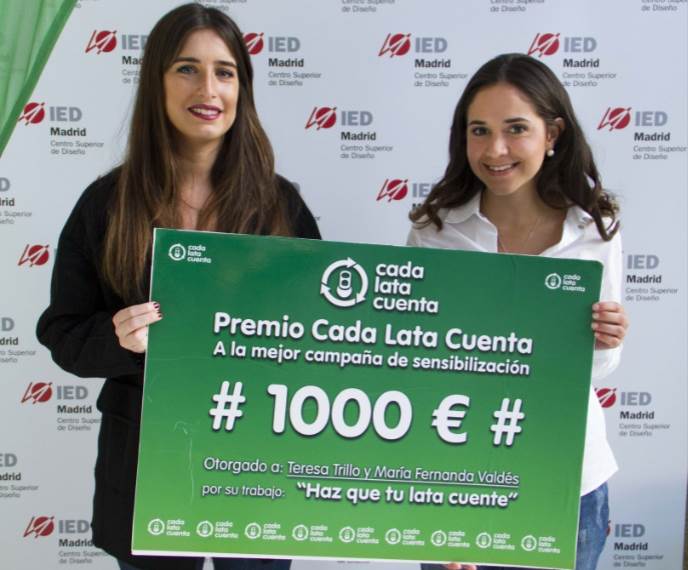Teresa Trillo y Maria Fernanda Valdés recogen su premio de 1.000€ por su trabajo de comunicación