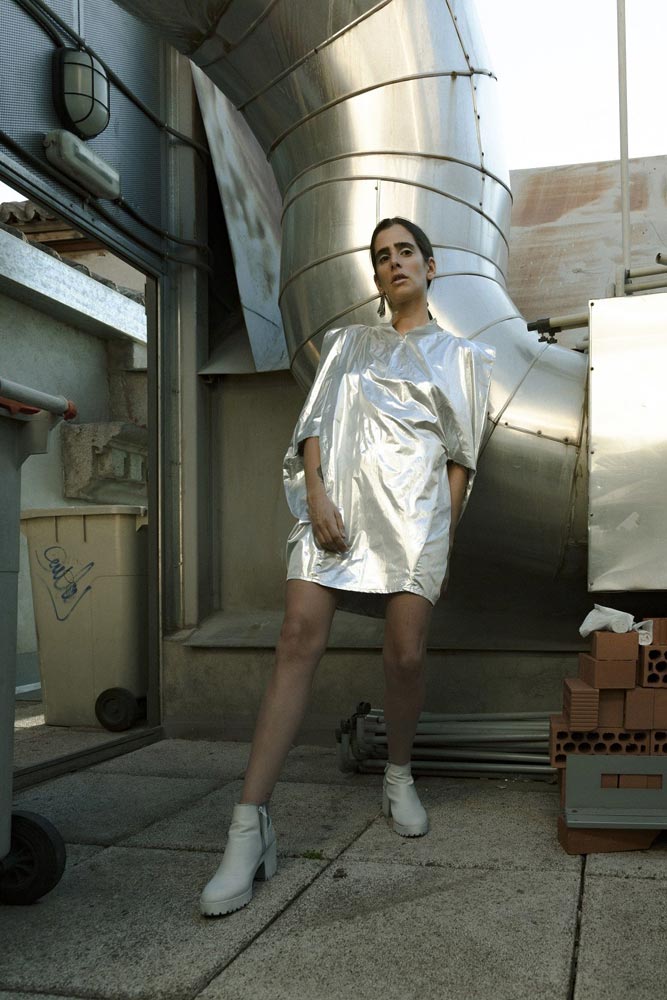 Una de las prendas elaborada con tejido creado a partir de plásticos