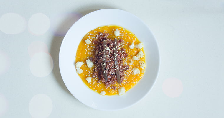 Crema de boniato con arroz rojo