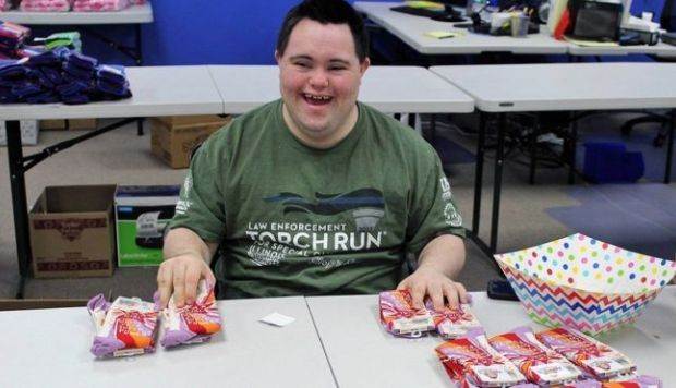 Joven con síndrome de Down crea una exitosa empresa de calcetines locos