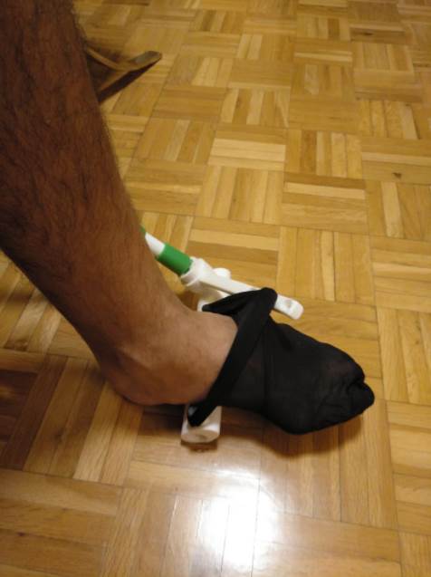 El calzador de calcetines también sirve para quitarse el calcetín. Foto: Fundación Descubre