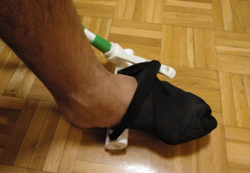 Inventan un dispositivo para colocarse los calcetines o medias sin agacharse