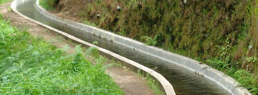 El sistema público de distribución de agua de riego en Madeira es enormemente complejo con más de 30.000 usuarios asociados y unos 47 canales de distribución de agua en alta (levadas)
