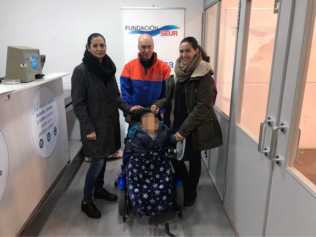 De izquierda a derecha, Luisa López, responsable de puntos de venta de SEUR, un compañero de Luisa, la madre de Pablo y Pablo