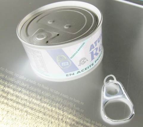 Crean un bioplástico con piel de tomate y celulosa para recubrir el interior de las latas