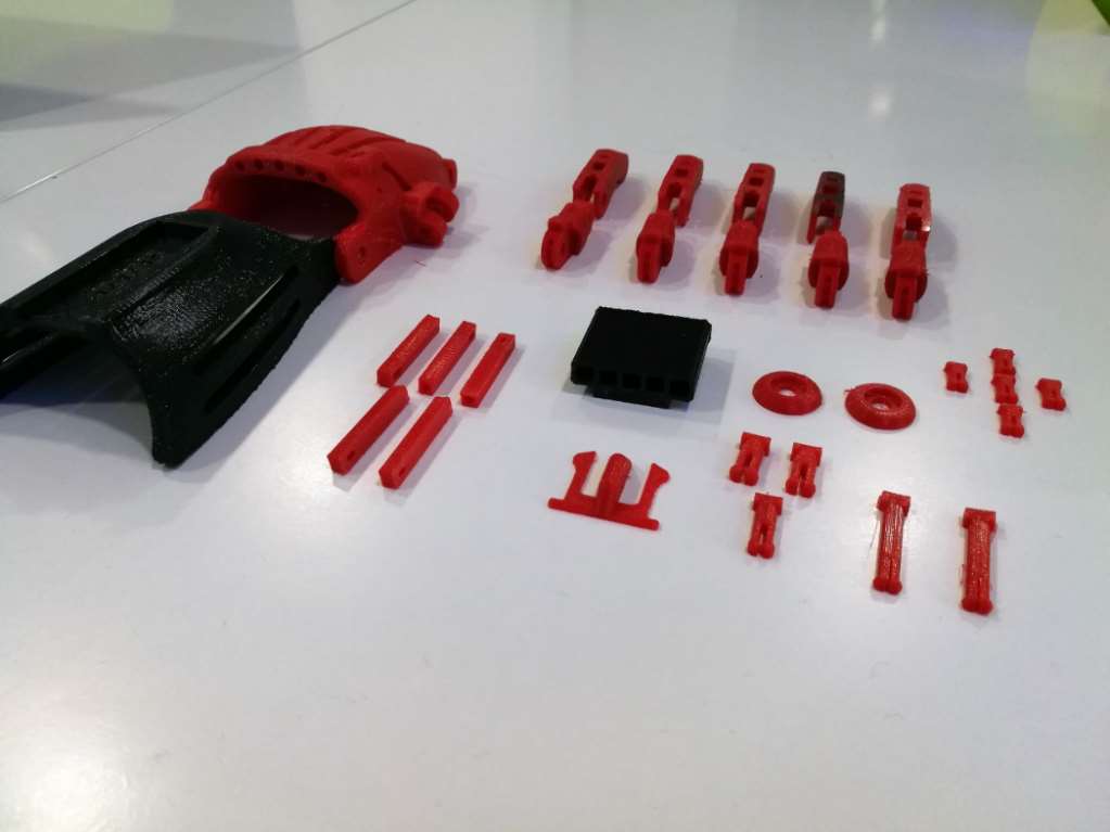 Conjunto de piezas impresas con tecnología 3D que conforman la prótesis que podrá utilizar una alumna a la que le falta la mano