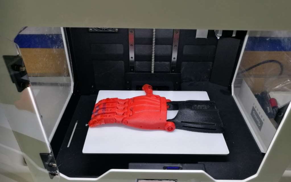 Alumnos de un colegio de Madrid crean una mano 3D para una compañera a la que le falta esa parte de su cuerpo