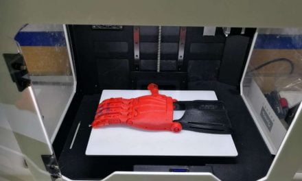 Alumnos de un colegio de Madrid crean una mano 3D para una compañera a la que le falta esa parte de su cuerpo