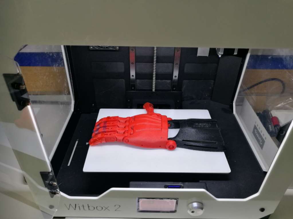 La mano 3D ha sido impresa por los propios alumnos