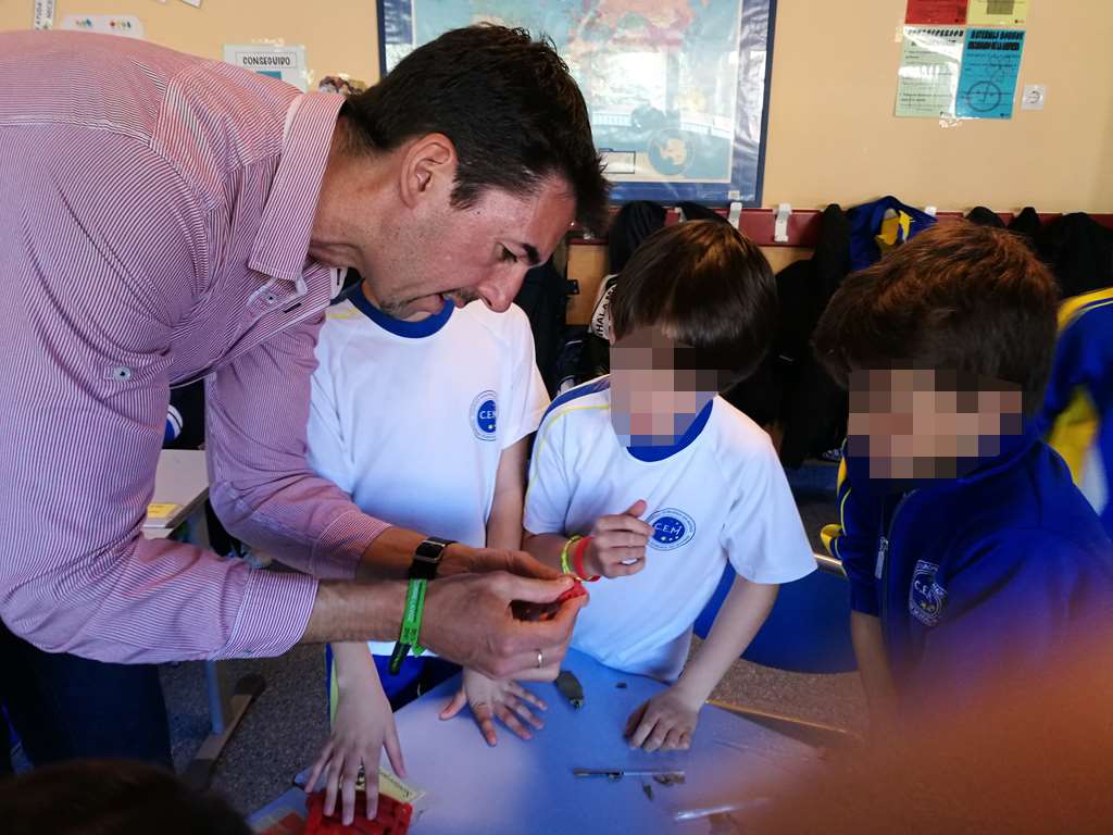 En la construcción de la mano 3D han participado alumnos de todas las edades del centro