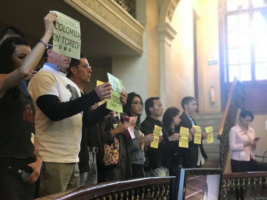 YO QUIERO COLOMBIA SIN TOREO, rezan los carteles que sostienen ciudadanos colombianos clamando por el respeto a los animales