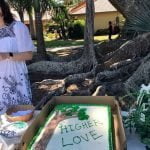 Se casa con un árbol centenario y evita que lo talen