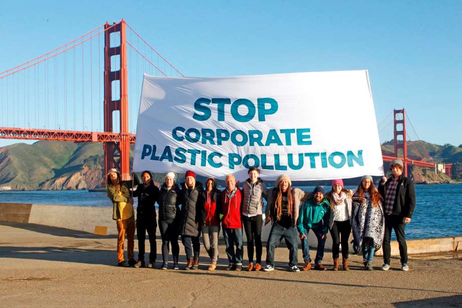 Activistas de Greenpeace posan cerca del famoso puente de Golden Gate en San Francisco con el mensajes “Stop Corporate Plastic Pollution”