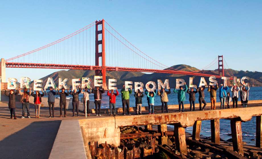 Activistas de Greenpeace posan cerca del famoso puente de Golden Gate en San Francisco con el mensajes “Break Free From Plastic”