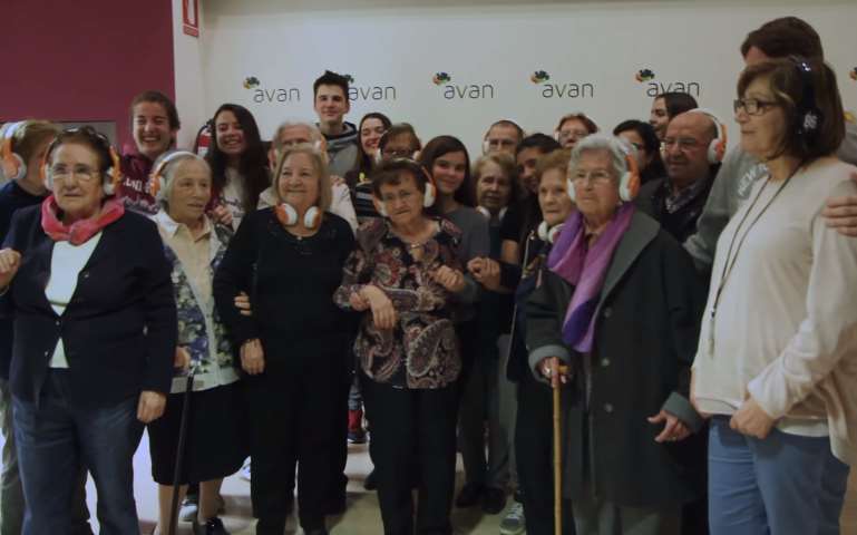 Alumnos de secundaria evalúan los beneficios de la música en personas con Alzheimer