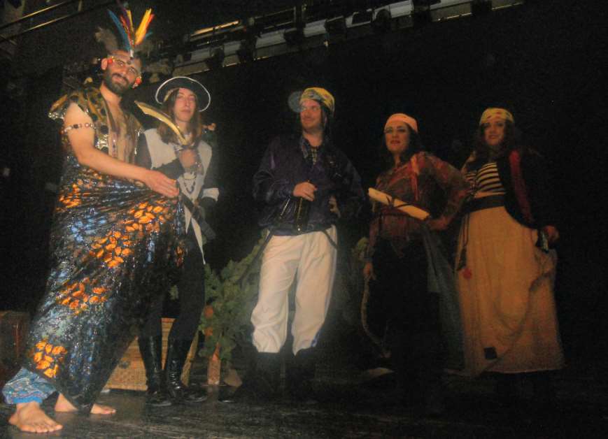 La compañía “El último trovador” nace del sueño de dos personas que durante toda su vida han estado entregadas al mundo de la música, que añoran el antiguo hacer de lo que era el teatro