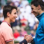 Rafa Nadal cumple el sueño de un recogepelotas al jugar con él en Roland Garros