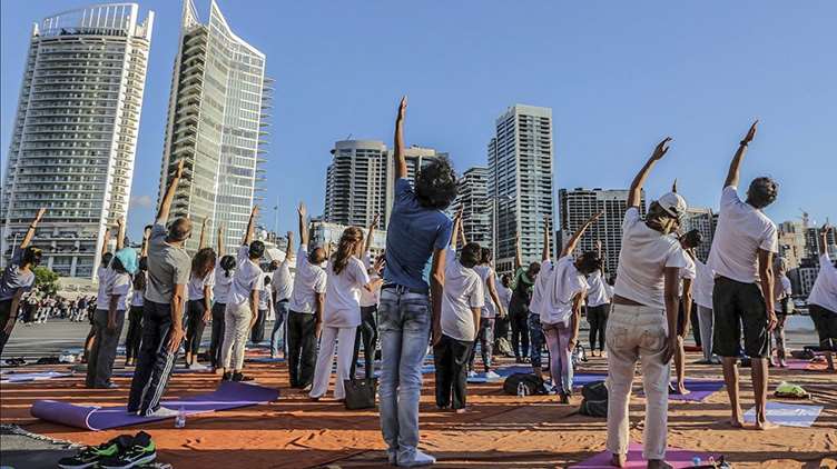 Más de 100.000 personas se unieron este jueves en una sesión de asanas en el noroccidental estado indio de Rajasthan para marcar un nuevo Récord Guinness