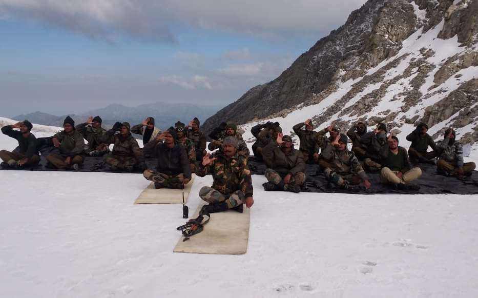 El ejército indio practicando Yoga en las alturas