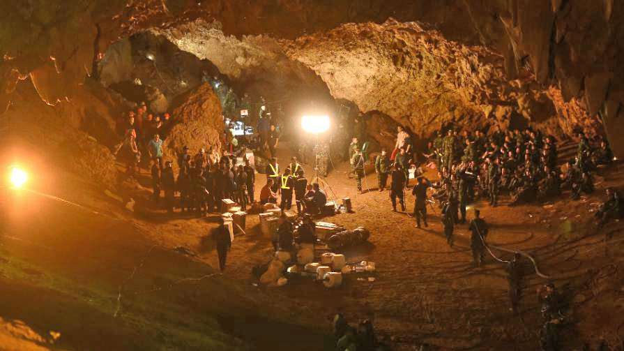 Imagen del rescate de los niños atrapados en la cueva de Tailandia
