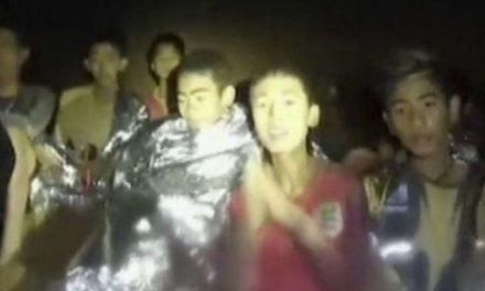Rescatan a los doce niños y al entrenador atrapados en la cueva de Tailandia