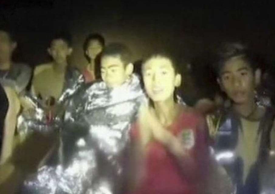 Rescatan a los doce niños y al entrenador atrapados en la cueva de Tailandia