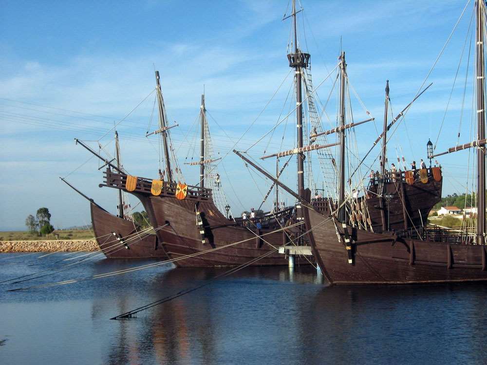 Réplica de los tres barcos que participaron en el primer viaje de Cristobal Colón, en el Muelle de las Carabelas (Palos de la Frontera, España). Fuente: Wikimedia Commons