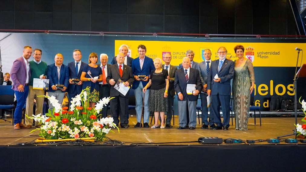 Tras los discursos oficiales, llegó el momento de la entrega, a cargo de las autoridades presentes, de los diplomas oficiales y las palomas de Mensajeros de la Paz que certifican el reconocimiento a los “Abuelos de Oro”