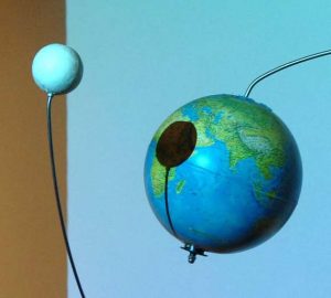 El eclipse total de Luna ocurre cuando la Tierra se interpone entre el Sol y la Luna, proyectando una sombra que oscurece nuestro satélite