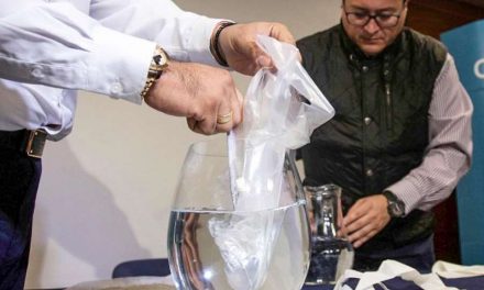 Crean una bolsa de plástico soluble en agua que desaparece en minutos