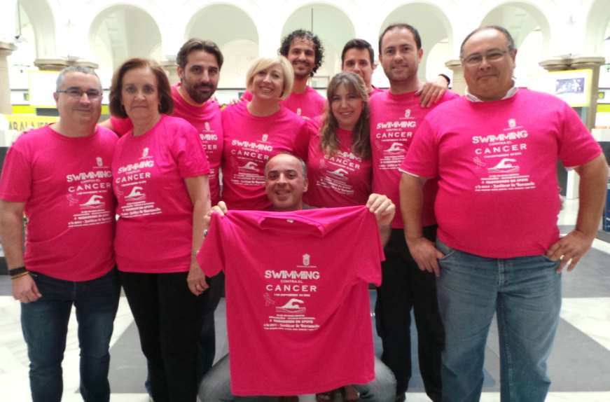 Han puesto a la venta camisetas de la iniciativa de los cuatro nadadores solidarios Swimming contra el cáncer