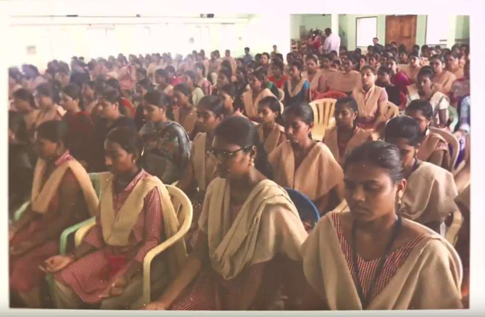 Según la Wikipedia, Ekam (del tamil ஏகம், o la unidad suprema) es el espíritu de Dios según el ayyavazhi. El término se utiliza en dos textos sagrados, el Akilam y el Arulnul, para indicar al propio dios, aunque a veces expresa en particular la esencia del Dios que impregna el universo