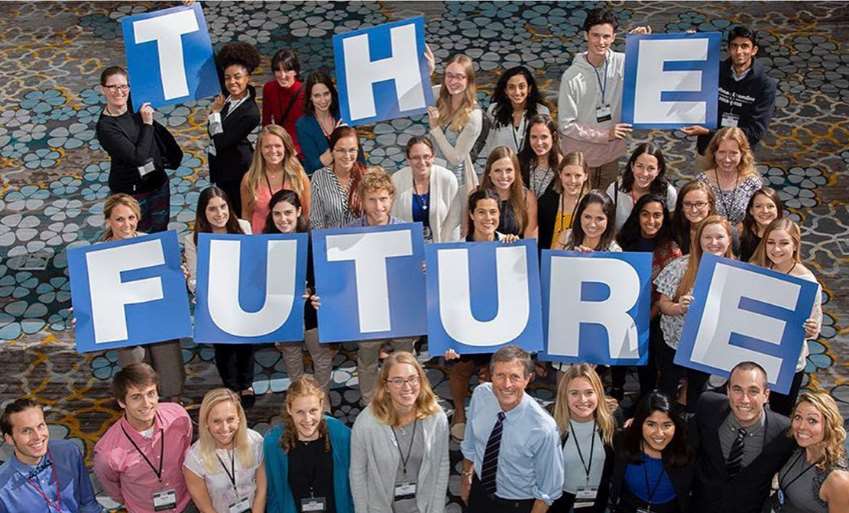 El Dr. Neal Barnard, también fue fotografiado con varios estudiantes presentes, que sostenían carteles que deletrean la palabra “Futuro”