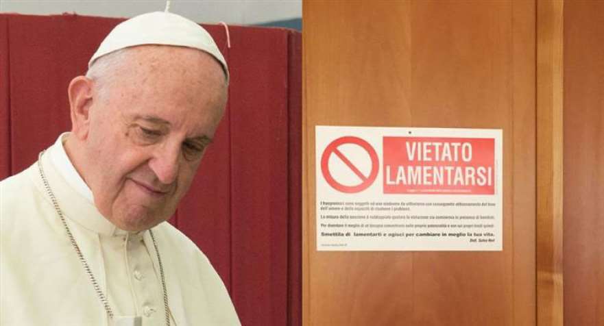 El papa Francisco junto al cartel de Prohibido quejarse en la puerta de su despacho. Foto cortesía de Editorial San Pablo