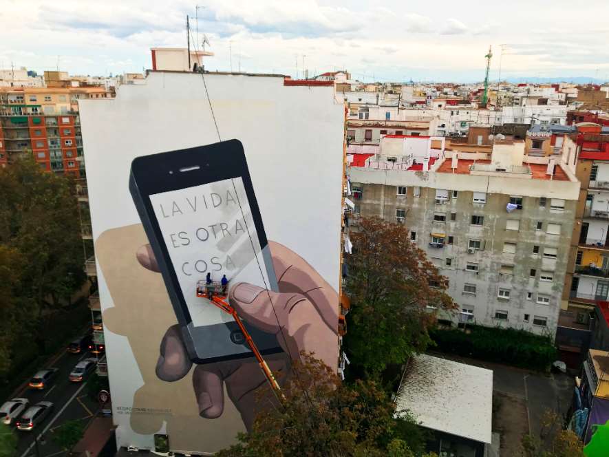 Greenpeace despliega un mural gigante en Valencia por el Día de las Ciudades