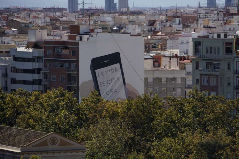 Greenpeace despliega un mural gigante en Valencia por el Día de las Ciudades
