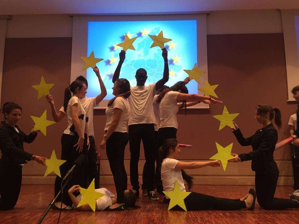 Para participar, los grupos de los centros educativos que lo deseen presentarán una propuesta de escenificación/presentación de la temática “Crecimiento y empleo en la Unión Europea”