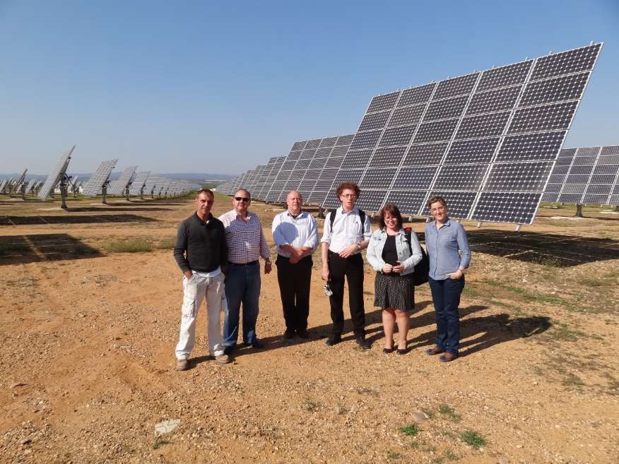 Miembros del grupo que ha desarrollado la herramienta informática para predecir la viabilidad de instalaciones de energías renovables, como la solar. Foto cortesía de la UCO