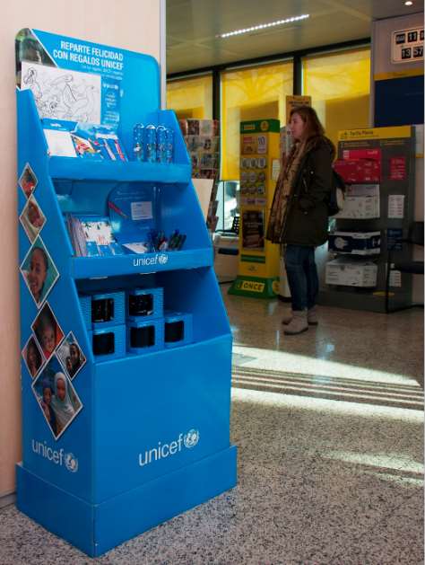 Correos es aliada estratégica de UNICEF desde hace más de 40 años, y colabora también en la comercialización de sus tarjetas y regalos a través de sus oficinas