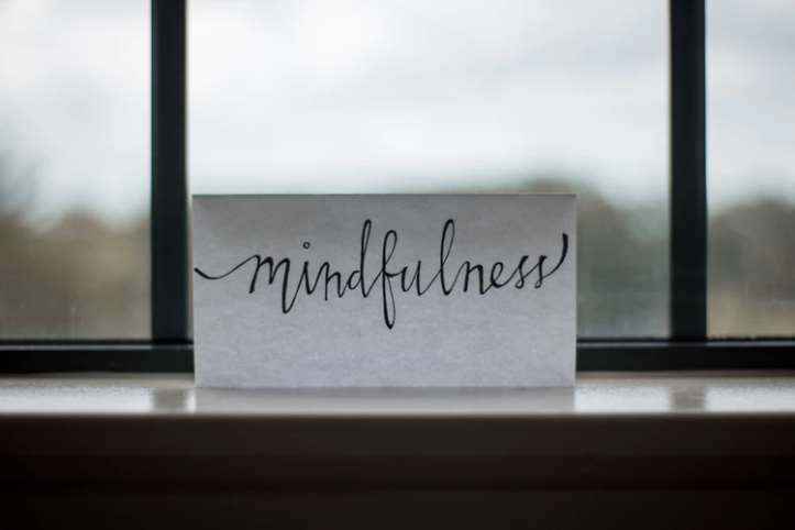 Mindfulness es un entrenamiento de auto regulación de la atención, orientándola al momento presente con curiosidad, apertura y sin juicio