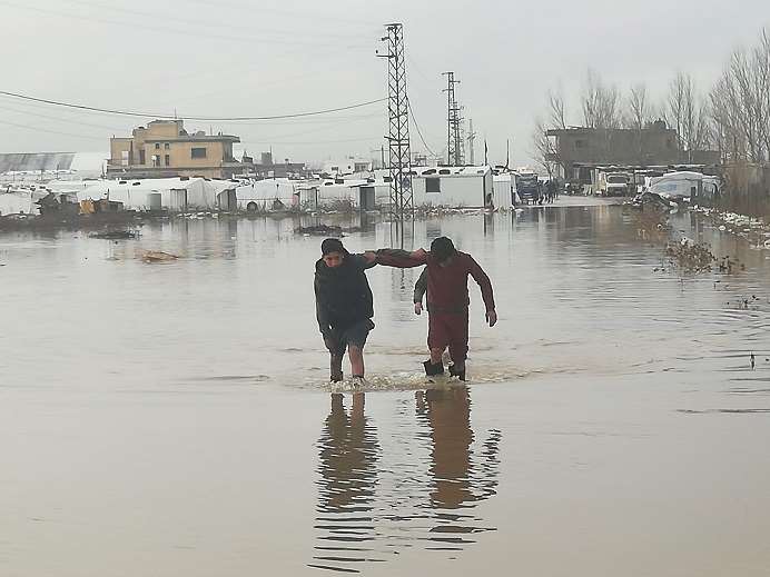 Los equipos de Acción contra el Hambre están trabajando a destajo para quitar nieve de campamentos y caminos y distribuyendo artículos de primera necesidad contra el frío