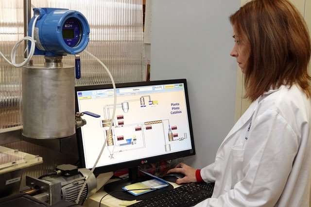 La profesora Concepción Herrera trabajando en el equipo de gasificación catalítica. Foto cortesía de UMA