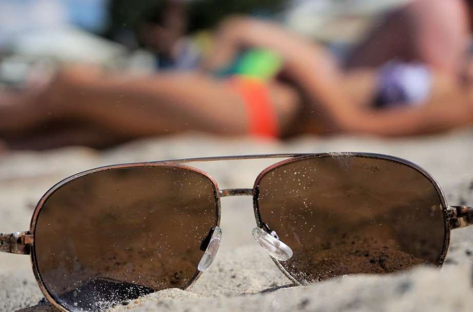 Los expertos recomiendan proteger nuestra vista en las mayores horas de radiación solar, algo que para muchas personas les lleva a comprar gafas de sol baratas