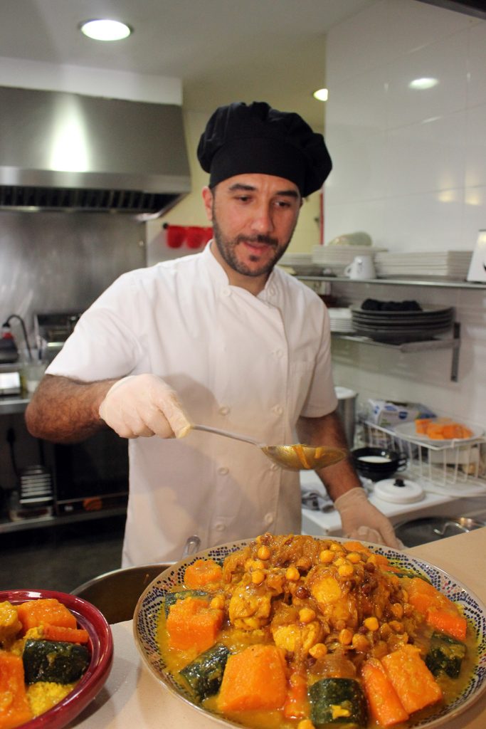 Chef del restaurante mosaico malaga, prepara cuscús restaurante mosaico malaga