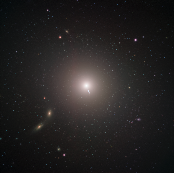 La enorme aureola que rodea la galaxia elíptica Messier 87