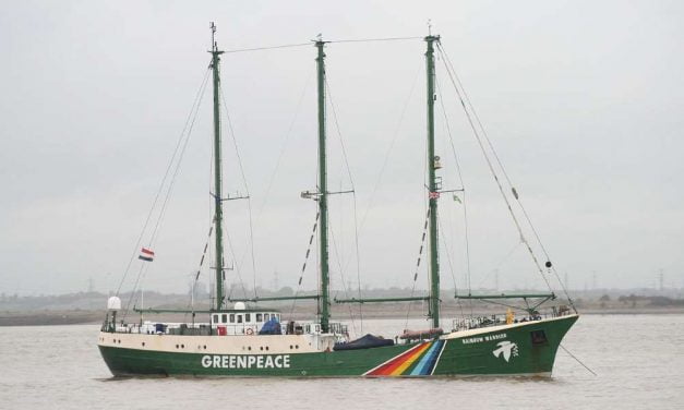 El Rainbow Warrior de Greenpeace visita Barcelona, Málaga y Vigo
