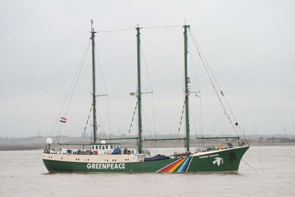 El Rainbow Warrior de Greenpeace visita varias ciudades españolas