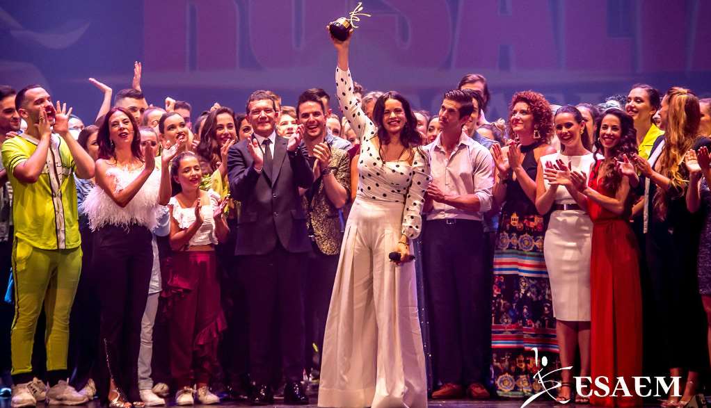 Rosalía recibe el I Premio de las Artes Escénicas “Antonio Banderas” de ESAEM y el MTV Music Awards